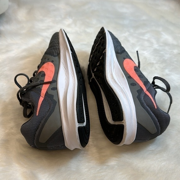 Nike running shoe grey, peach swoosh, white/black soles size 8W - Picture 7 of 14